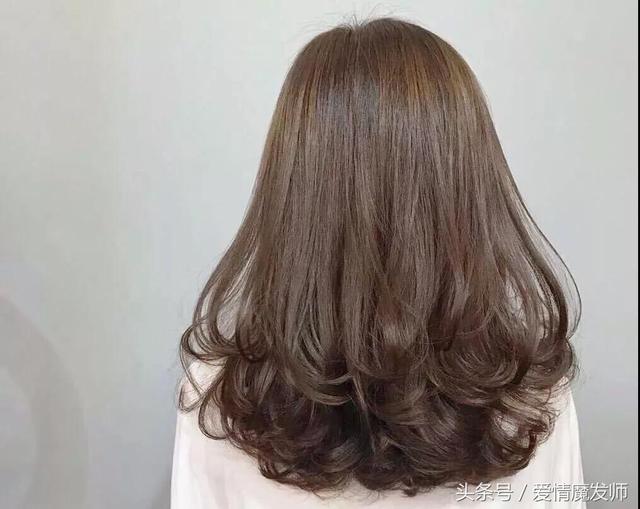 中长卷发这么烫才好看（今年发型这样烫）(5)