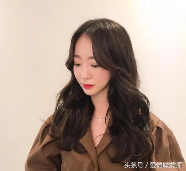 中长卷发这么烫才好看（今年发型这样烫）(7)
