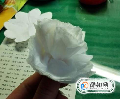 怎样用卫生纸做白花(将纸巾变成白花方法)