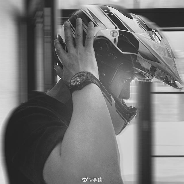 靳东和李佳亲密照（李佳晒头盔照力挺丈夫万里骑行）(5)