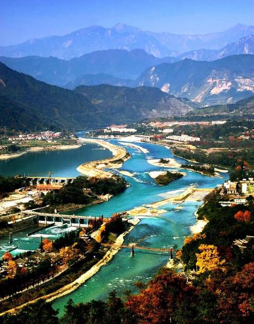 2、都江堰景区,这是一个非常值得推荐的一个旅游景点,都江堰景区总面积达到了1000平方公里,是中国历史上保存最完好的一处古代水利工程,也是世界遗产项目。