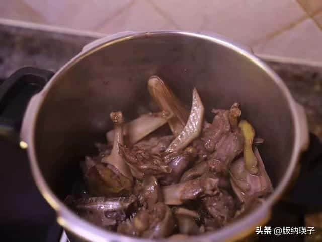 鸭肉炖汤放什么好吃（清炖鸭汤怎么炖好喝）
