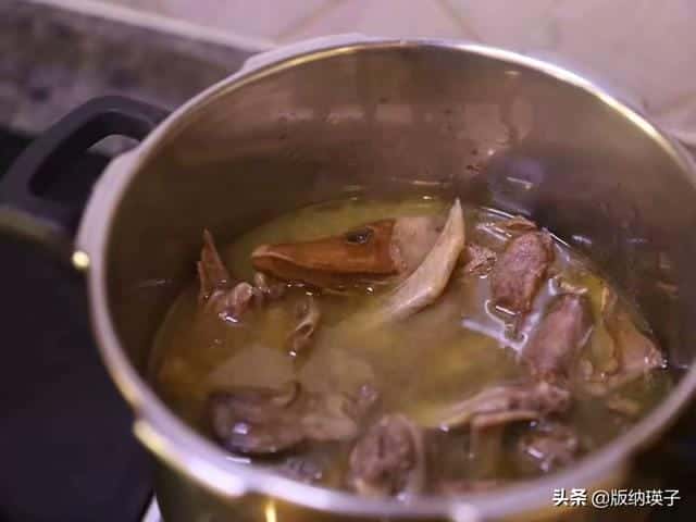 鸭肉炖汤放什么好吃（清炖鸭汤怎么炖好喝）
