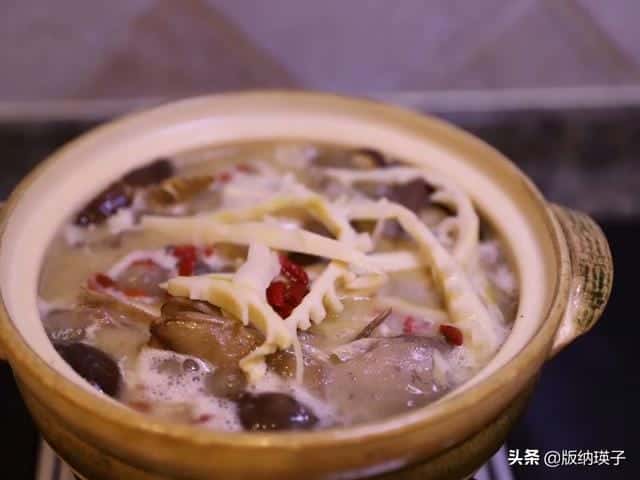 鸭肉炖汤放什么好吃（清炖鸭汤怎么炖好喝）