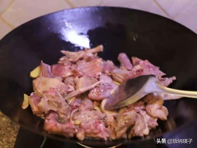 鸭肉炖汤放什么好吃（清炖鸭汤怎么炖好喝）