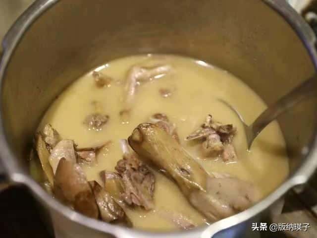 鸭肉炖汤放什么好吃（清炖鸭汤怎么炖好喝）