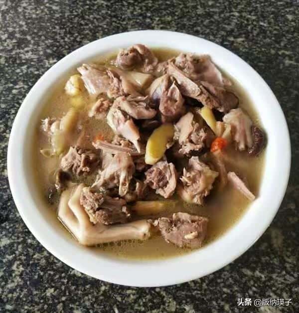 鸭肉炖汤放什么好吃（清炖鸭汤怎么炖好喝）