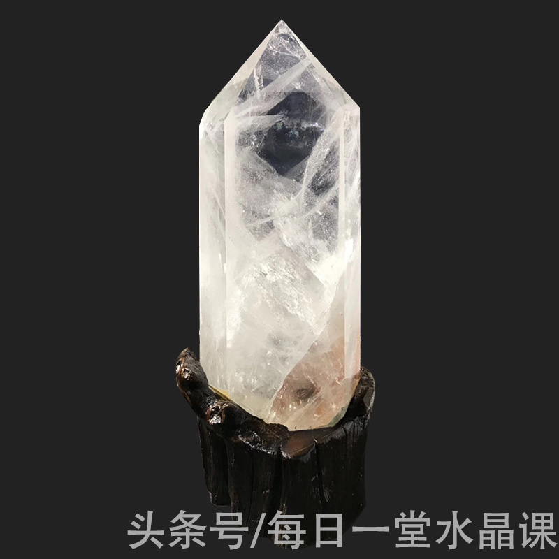 佩戴白水晶的功效与作用（女人戴白水晶的好处）