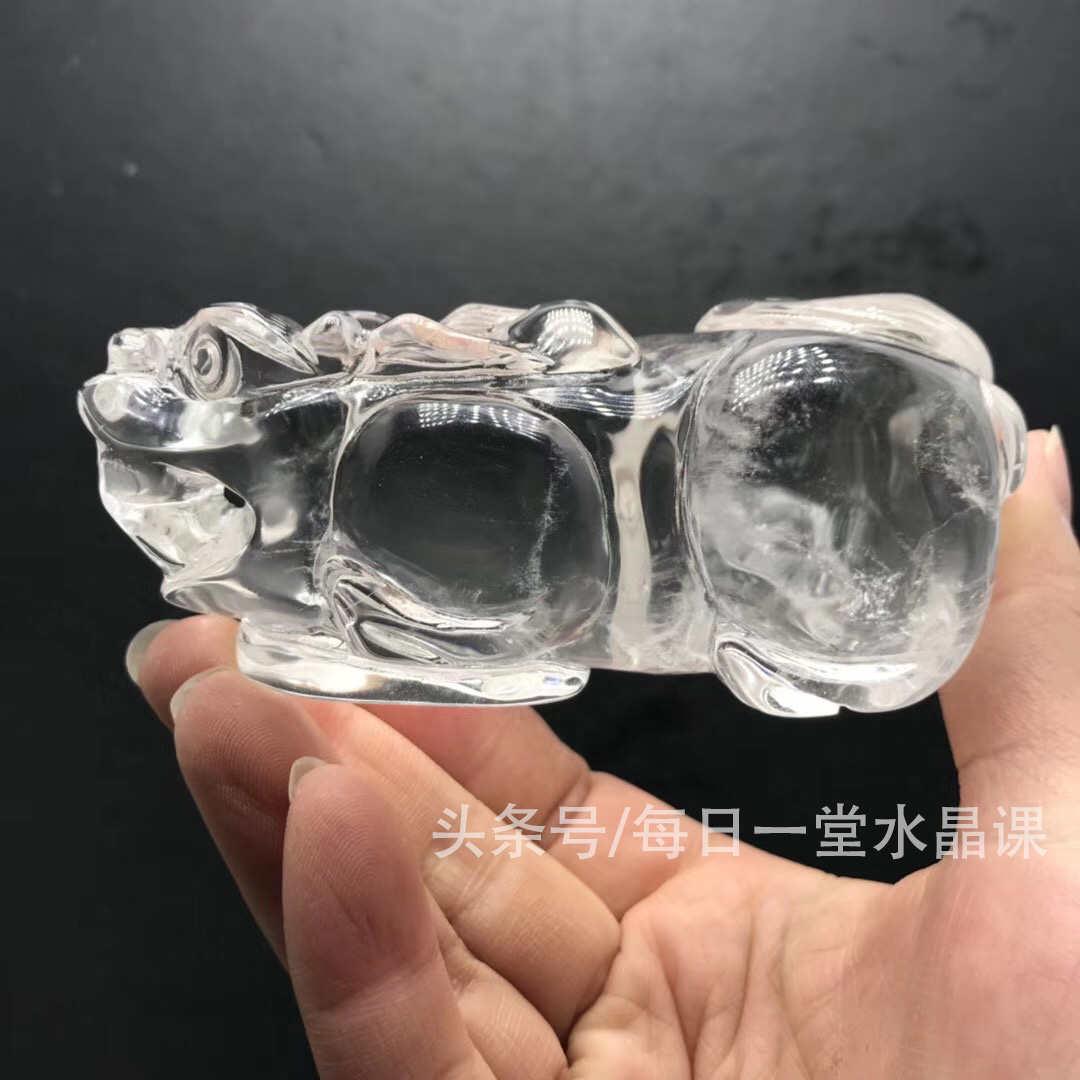 佩戴白水晶的功效与作用（女人戴白水晶的好处）