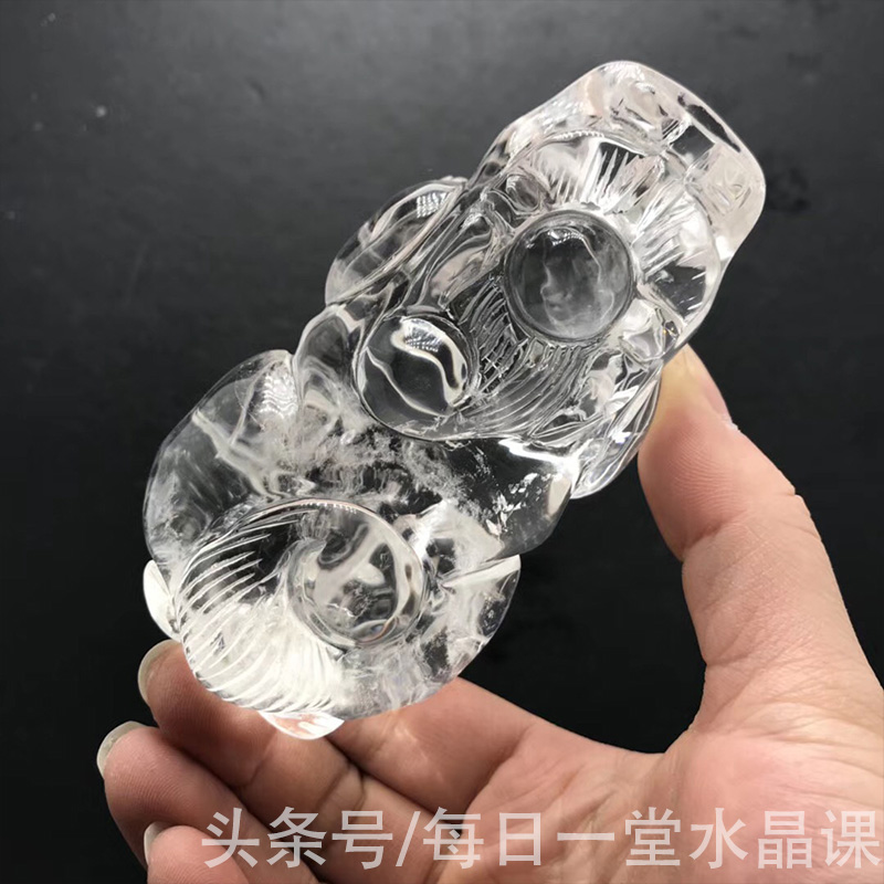 佩戴白水晶的功效与作用（女人戴白水晶的好处）