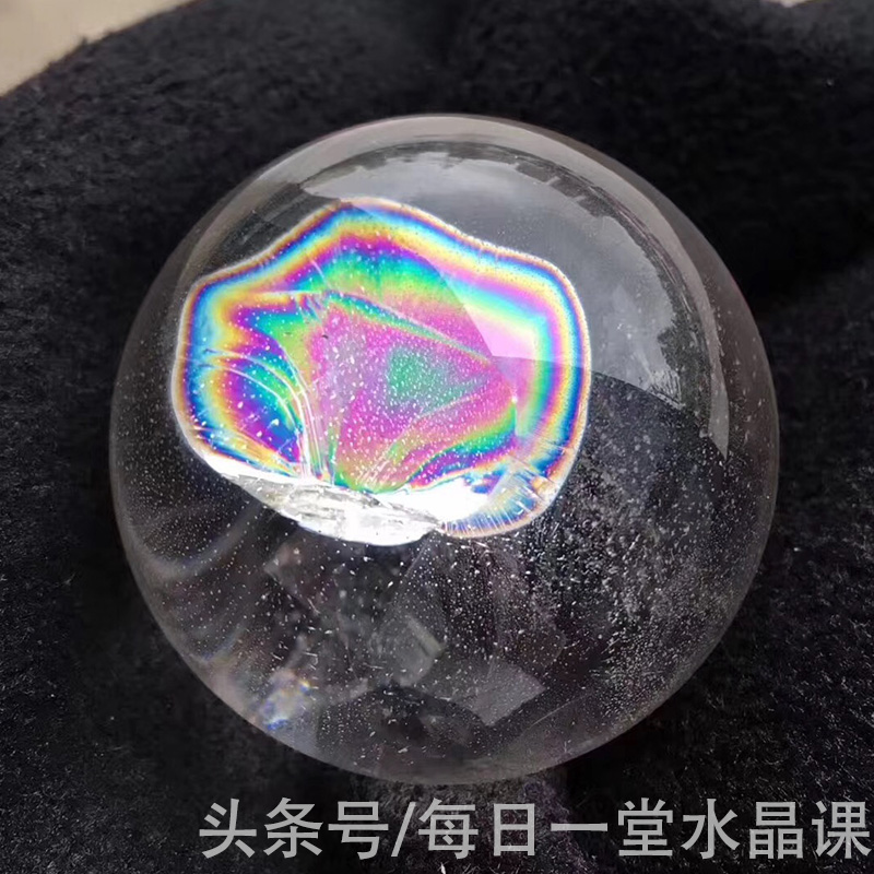 佩戴白水晶的功效与作用（女人戴白水晶的好处）