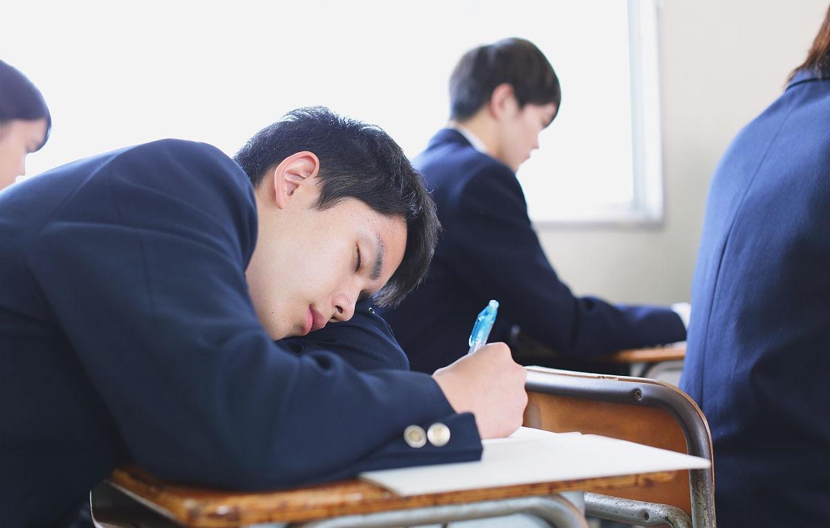 初中生孩子没精神,犯困（初中生孩子整天没精神想睡觉是什么原因）