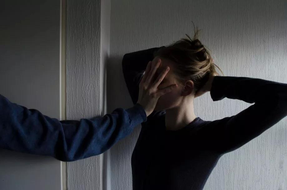 男人在困难的时候跟女人借钱（男人低谷期向爱他的女人借钱）