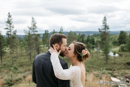 老公长期出轨一个女人（男人外面有女人聪明老婆怎么做）