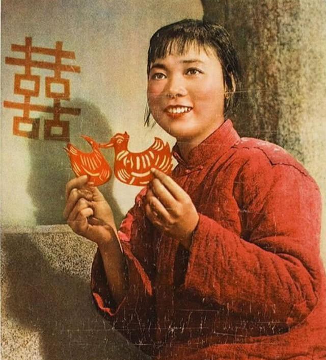 地主黄世仁与杨白劳（杨白劳事先和地主签订契约）(5)