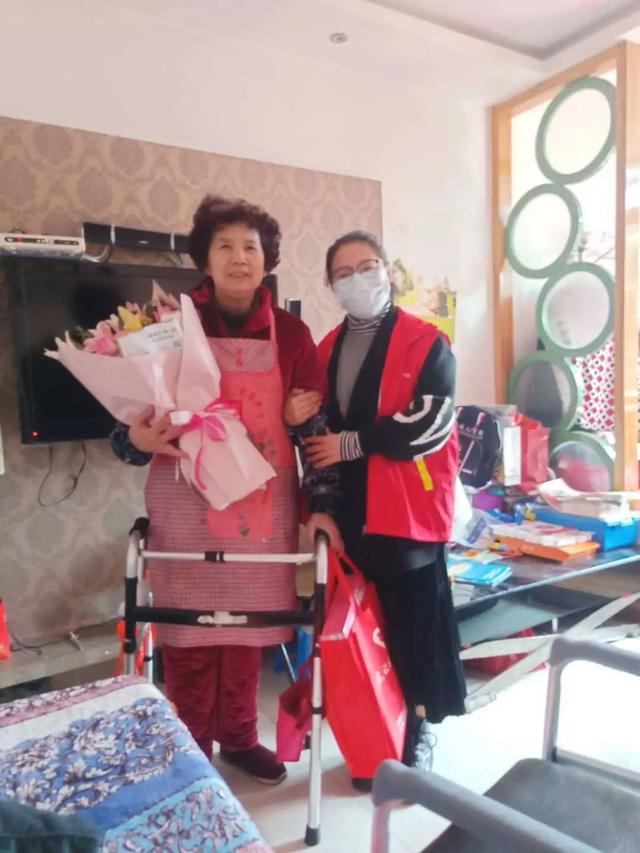 3月5日学雷锋纪念日内容（今天向龙湾的雷锋）(3)