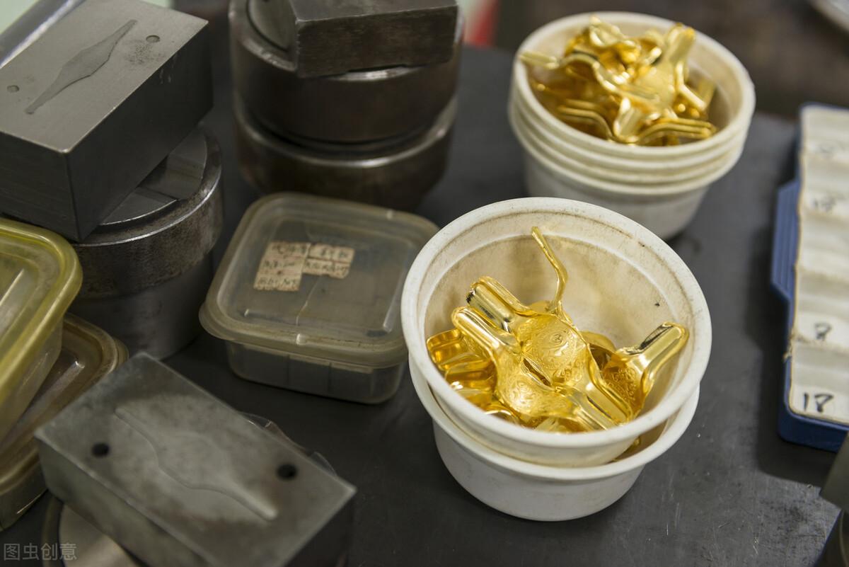自己在家怎样清洗黄金（黄金用什么洗的干净又亮又便宜）