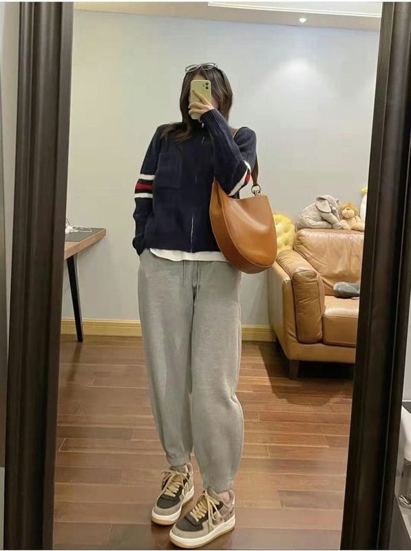 灰色裤子适合搭配什么上衣（深灰色裤子配什么颜色上衣好看）