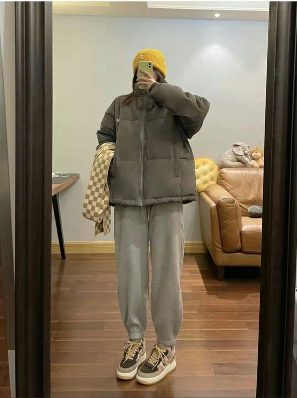 灰色裤子适合搭配什么上衣（深灰色裤子配什么颜色上衣好看）
