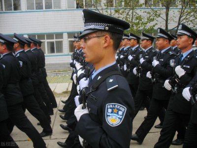 ​警察一杠三星是什么级别(警察一杠三星是什么职位)