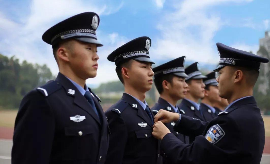 警察一杠三星是什么级别(警察一杠三星是什么职位)