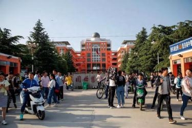 初中学校门口热门生意(初中门口开什么店生意好)