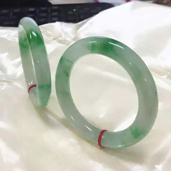 翡翠玉石是如何形成的(天然翡翠是怎样自然形成的)