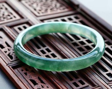 ​翡翠玉石是如何形成的（天然翡翠是怎样自然形成的）