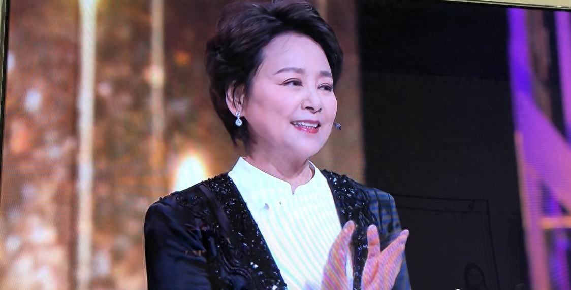 当年四冠王张瑜61岁风范犹存,忘不掉庐山恋情,听不够美妙知音