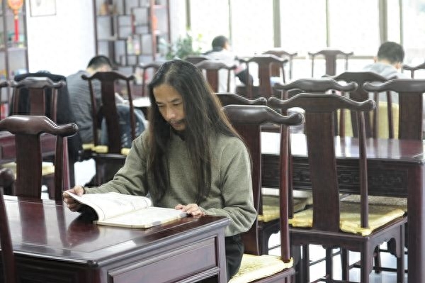 因参加选秀节目一夜成名的拾荒歌手符凡迪,现在过得怎么样了?