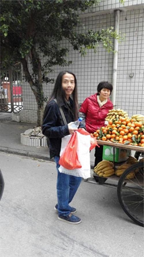 因参加选秀节目一夜成名的拾荒歌手符凡迪,现在过得怎么样了?