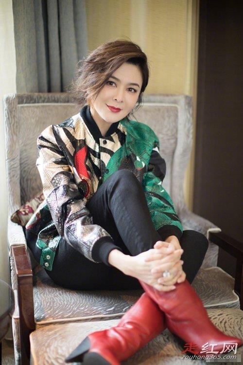 关之琳高尓夫球事件怎么回事 塞两个2000万却送医院就医