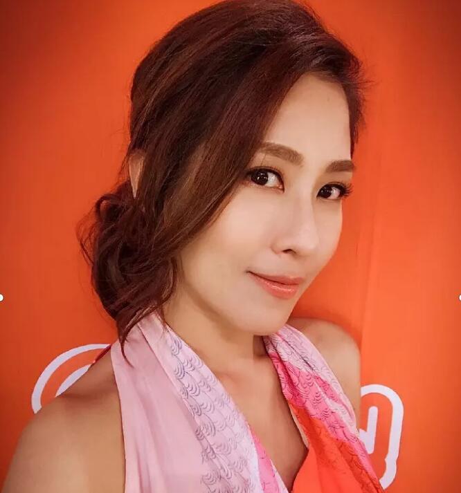 李彩桦和应采儿好像对比图 李彩桦在香港哪卖衣服为生