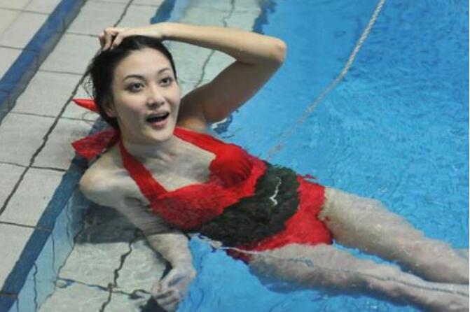 李彩桦和应采儿好像对比图 李彩桦在香港哪卖衣服为生