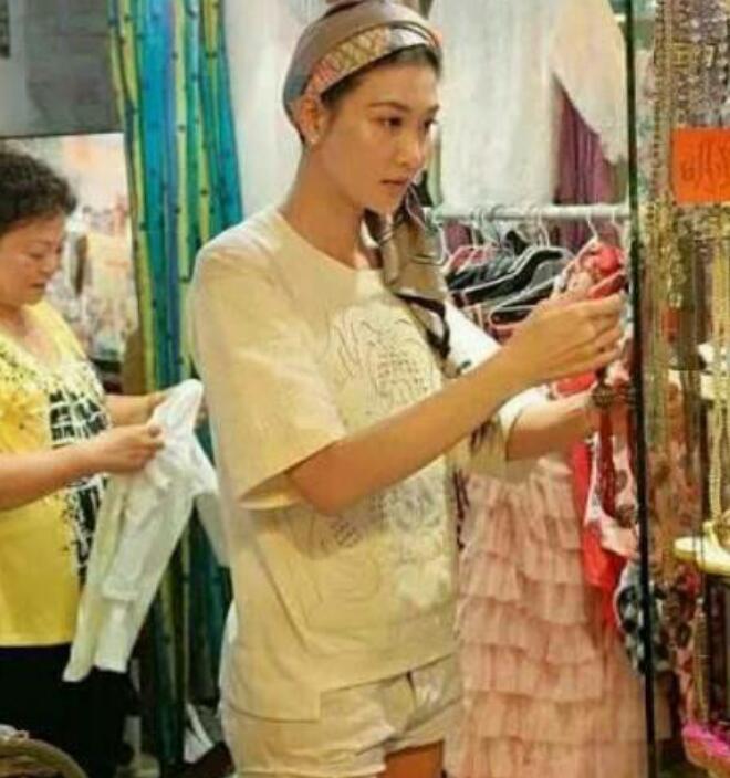 李彩桦和应采儿好像对比图 李彩桦在香港哪卖衣服为生