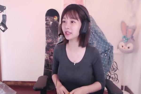 熊猫米兰s脱内衣 女网红为了红没有任何底线