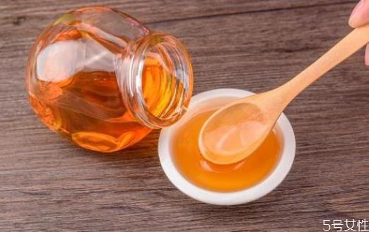 宫寒可以喝蜂蜜吗 宫寒喝什么蜂蜜比较好 宫寒可以喝蜂蜜吗 宫寒喝什么蜂蜜比较好