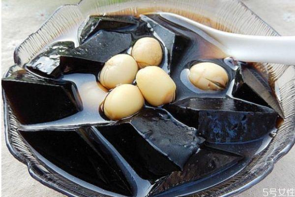 龟苓膏和黑凉粉有什么区别 龟苓膏和黑凉粉的不同 龟苓膏和黑凉粉有什么区别 龟苓膏和黑凉粉的不同