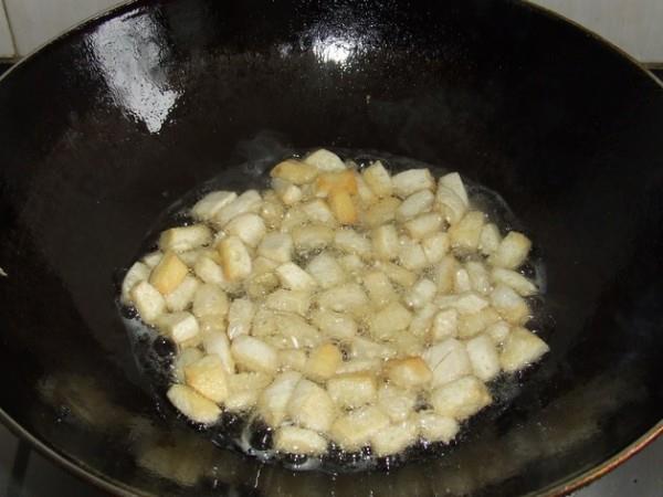 豆腐怎么炸不散也不沾锅 豆腐怎么炸不散也不沾锅