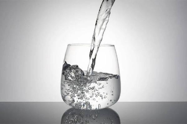 淡盐水有助于排便吗 淡盐水对胃有什么好处