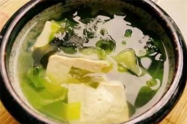 裙带菜豆腐汤的做法 裙带菜豆腐汤怎么做好吃 裙带菜豆腐汤的做法 裙带菜豆腐汤怎么做好吃