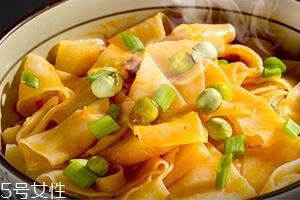 阿宽四川铺盖面煮还是拌?来看看铺盖面食用方法 阿宽四川铺盖面煮还是拌?来看看铺盖面食用方法