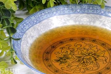 芝麻油和花生油的区别 用法不同 芝麻油和花生油的区别 用法不同