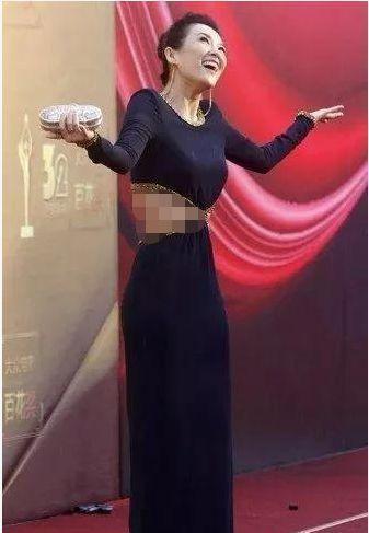 40岁章子怡近照曝光,一脸麻子驼背显老,女神经历了什么