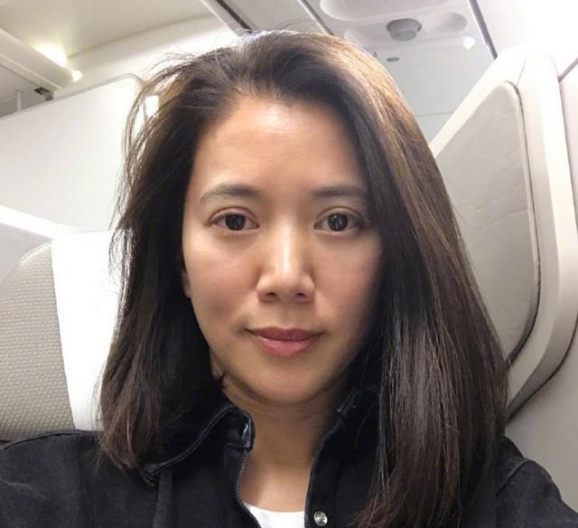 袁咏仪在微博晒这样的自拍,网友都觉得不可思议,以前从来没见过