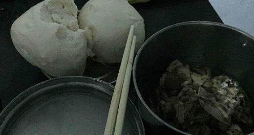 看看监狱里都是吃的什么饭,这到底是去反思还是去享受