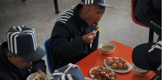 看看监狱里都是吃的什么饭,这到底是去反思还是去享受