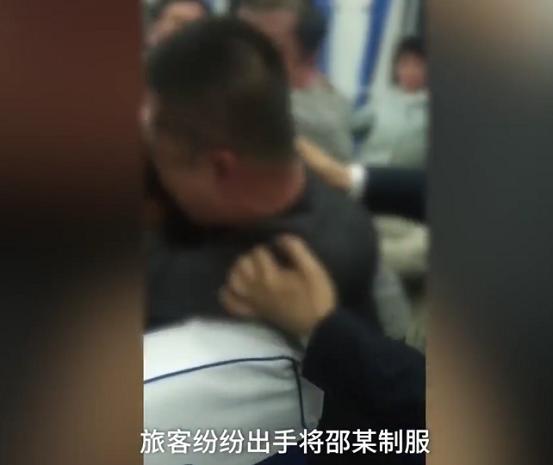 醉酒男火车上强坐女孩腿,结果遭同车乘客群殴:他们把我打伤了