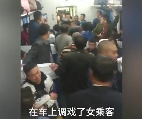 醉酒男火车上强坐女孩腿,结果遭同车乘客群殴:他们把我打伤了