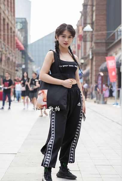 街拍: 一身帅酷装扮, 穿露脐装的小姑娘